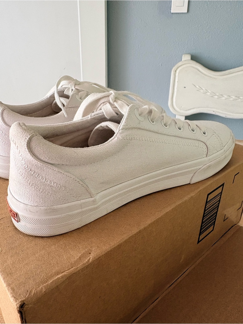Taos White Canvas Low-Top Sneakers 9W
